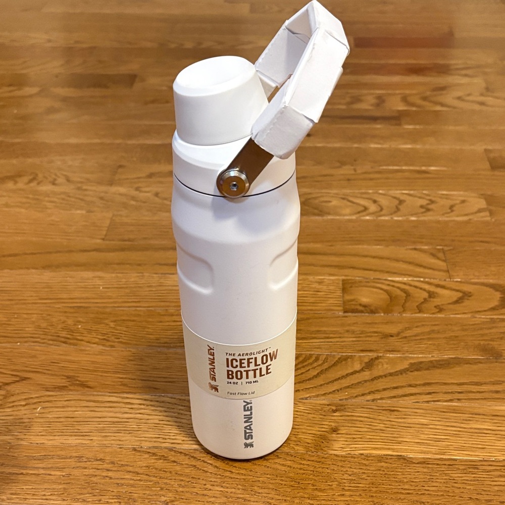 Stanley | White The Aerolight Iceflow Bottle NWT OS 24oz Fast Flow Lid